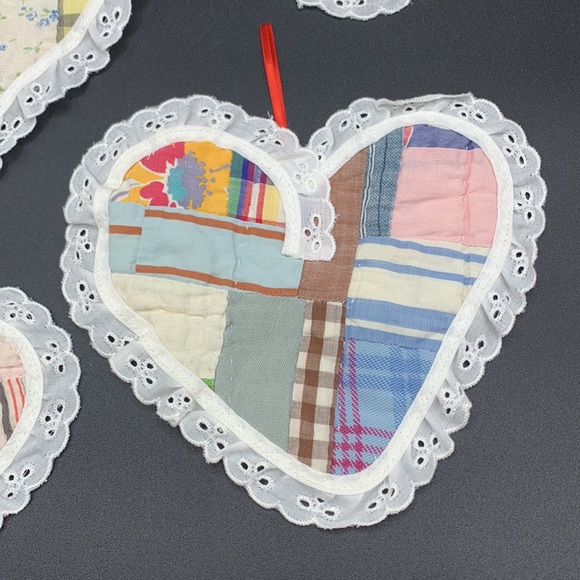Vintage 4 Feed Sack Quilted Handmade Heart Shaped Eyelet Lace Ornaments Coasters - Picture 4 of 10